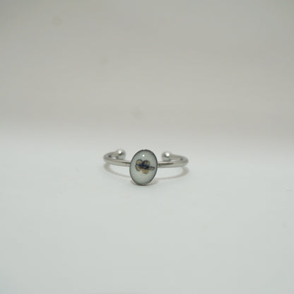 Anillo ajustable nomeolvides fondo blanco