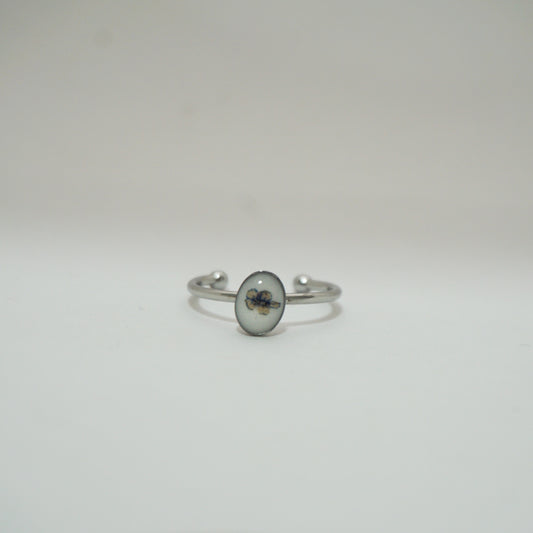 Anillo ajustable nomeolvides fondo blanco