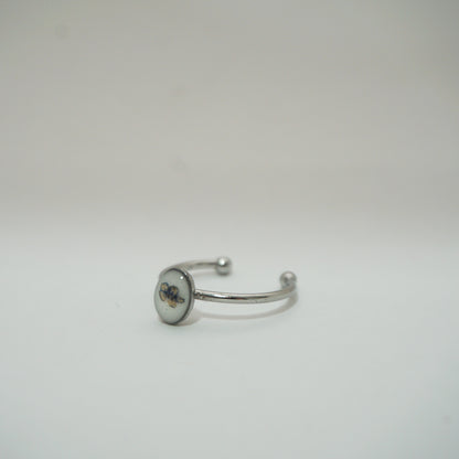 Anillo ajustable nomeolvides fondo blanco