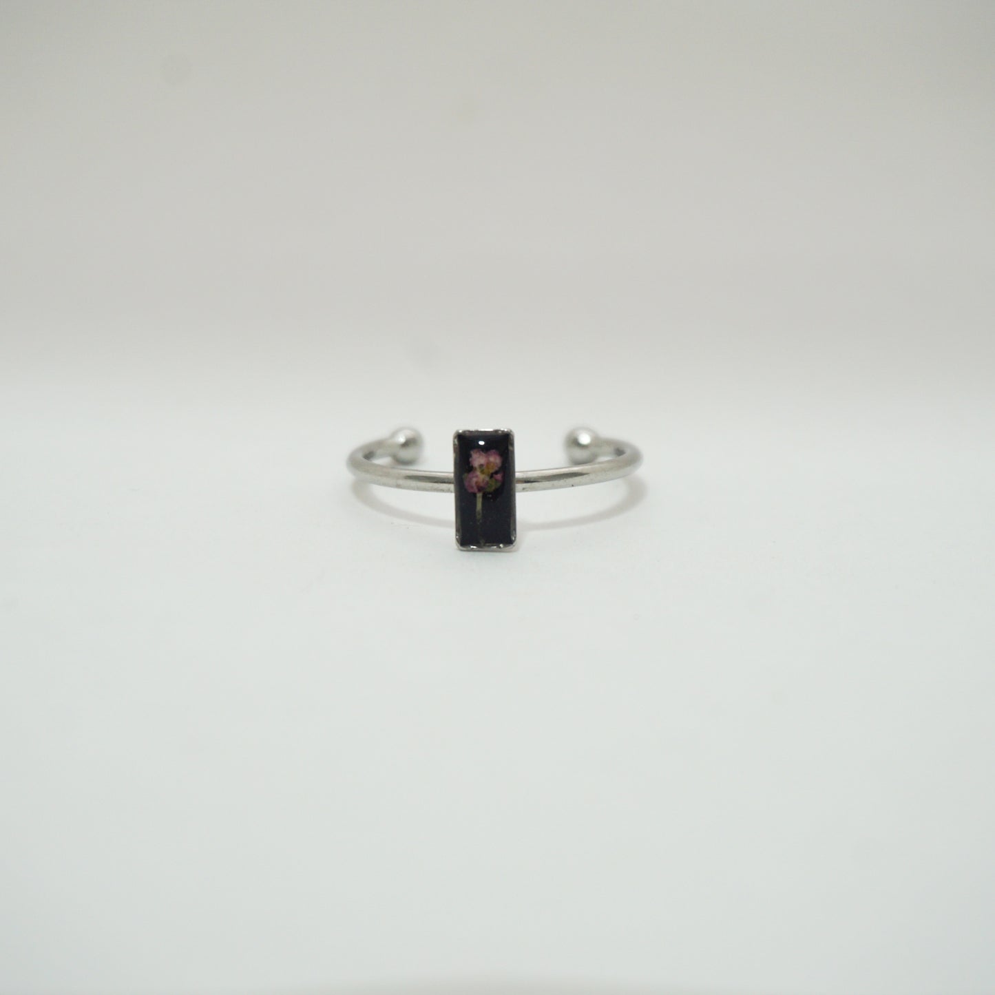 Anillo ajustable panalillo rosa fondo negro