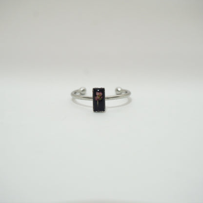 Anillo ajustable panalillo rosa fondo negro