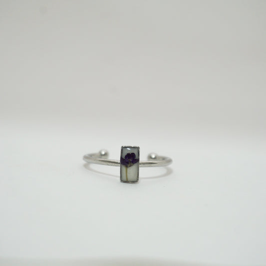 Anillo ajustable panalillo morado fondo blanco
