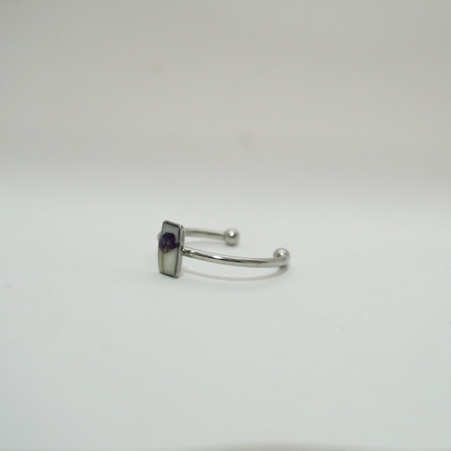 Anillo ajustable panalillo morado fondo blanco