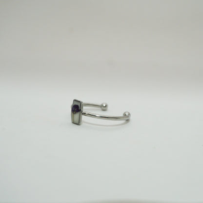 Anillo ajustable panalillo morado fondo blanco