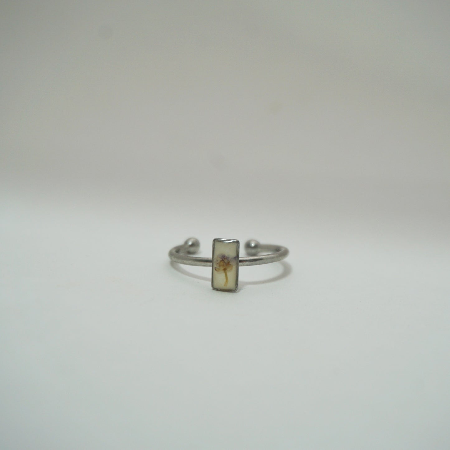 Anillo ajustable panalillo lila fondo blanco