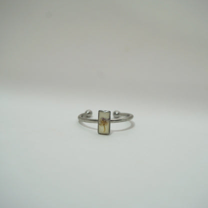 Anillo ajustable panalillo lila fondo blanco