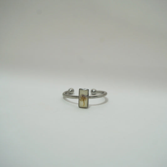 Anillo ajustable panalillo lila fondo blanco