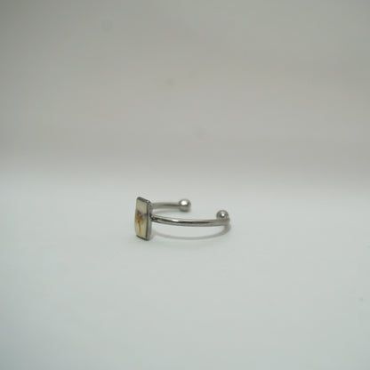 Anillo ajustable panalillo lila fondo blanco