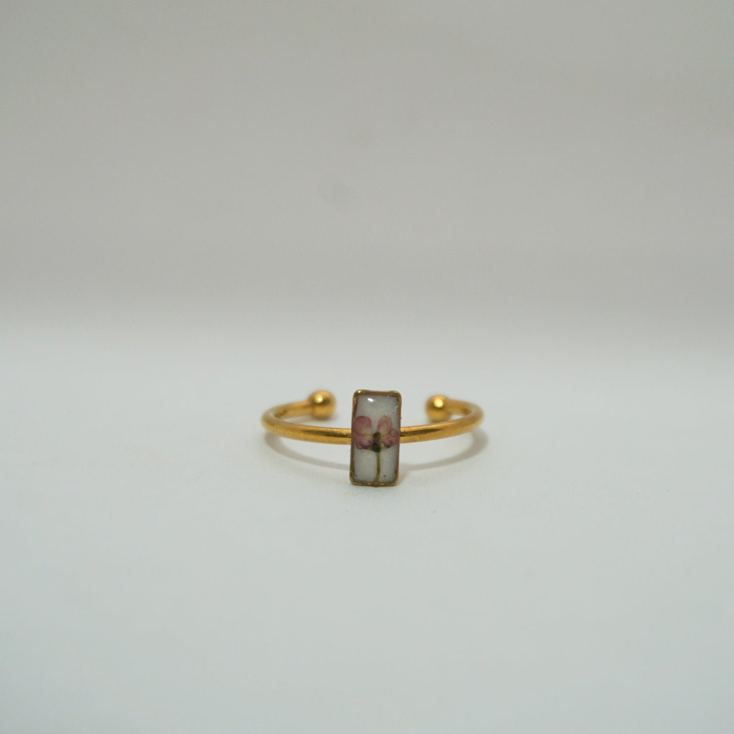 Anillo ajustable panalillo rosa fondo blanco