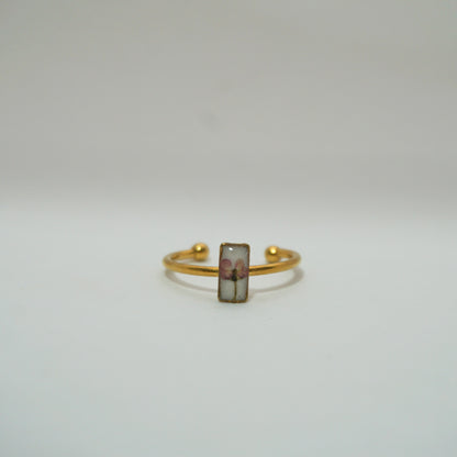 Anillo ajustable panalillo rosa fondo blanco