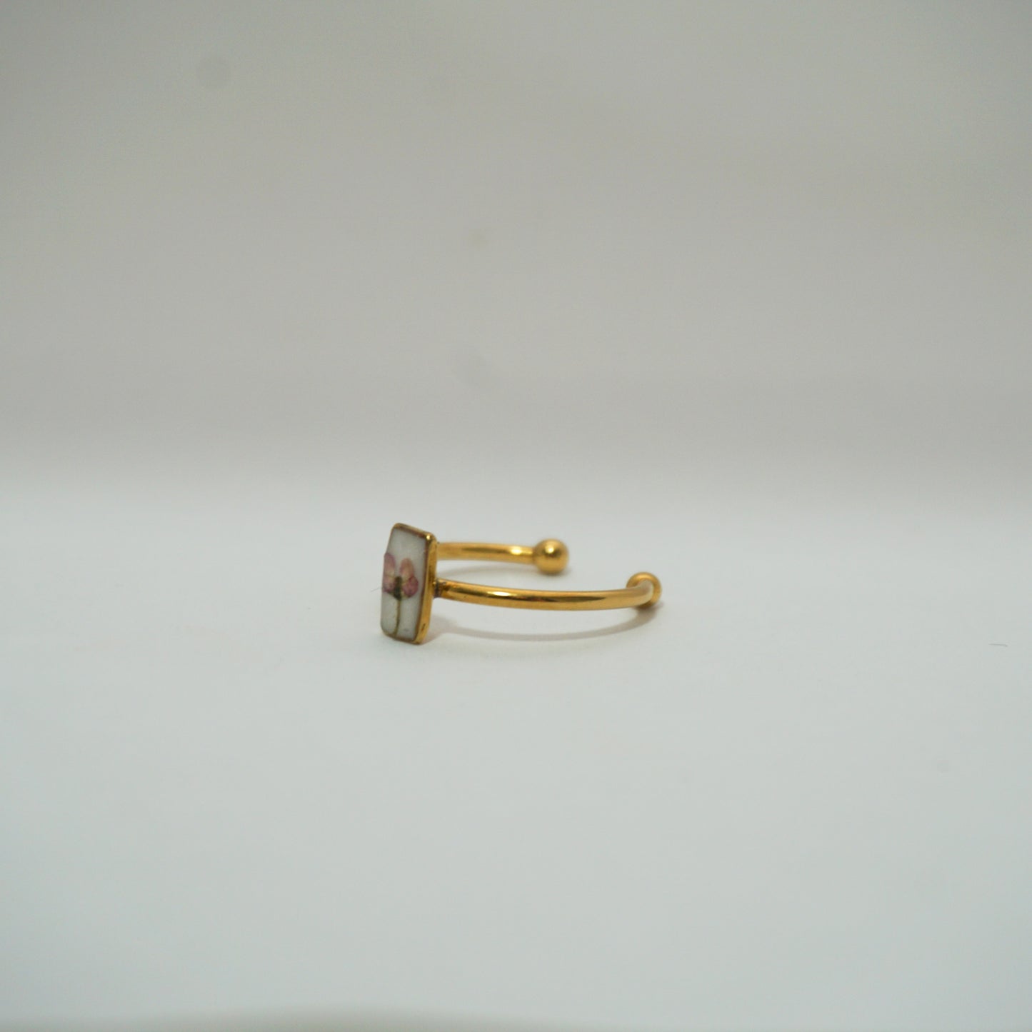 Anillo ajustable panalillo rosa fondo blanco