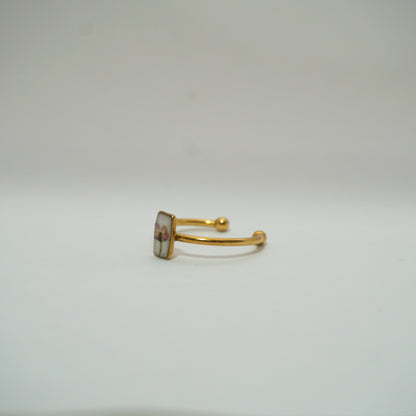 Anillo ajustable panalillo rosa fondo blanco