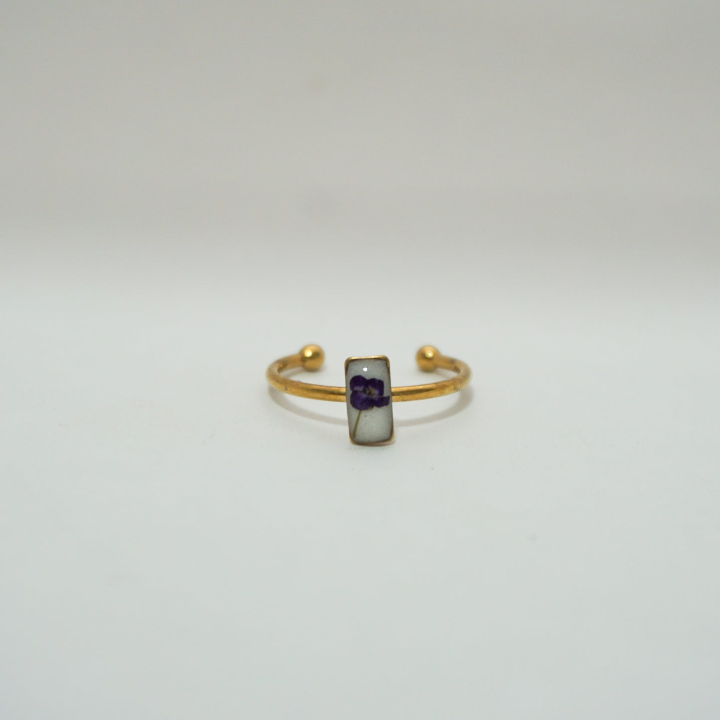 Anillo ajustable panalillo morado fondo blanco