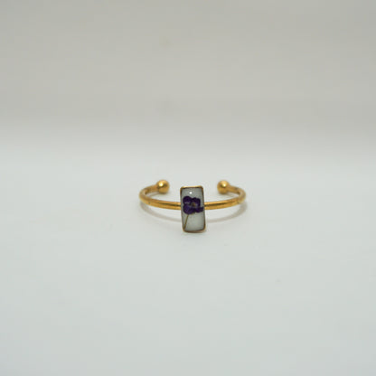 Anillo ajustable panalillo morado fondo blanco