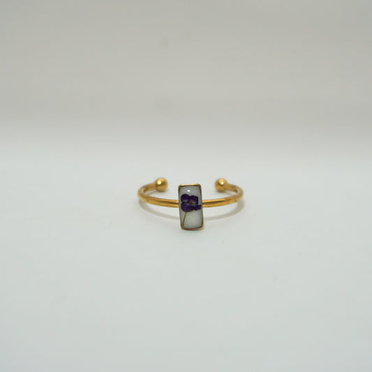 Anillo ajustable panalillo morado fondo blanco