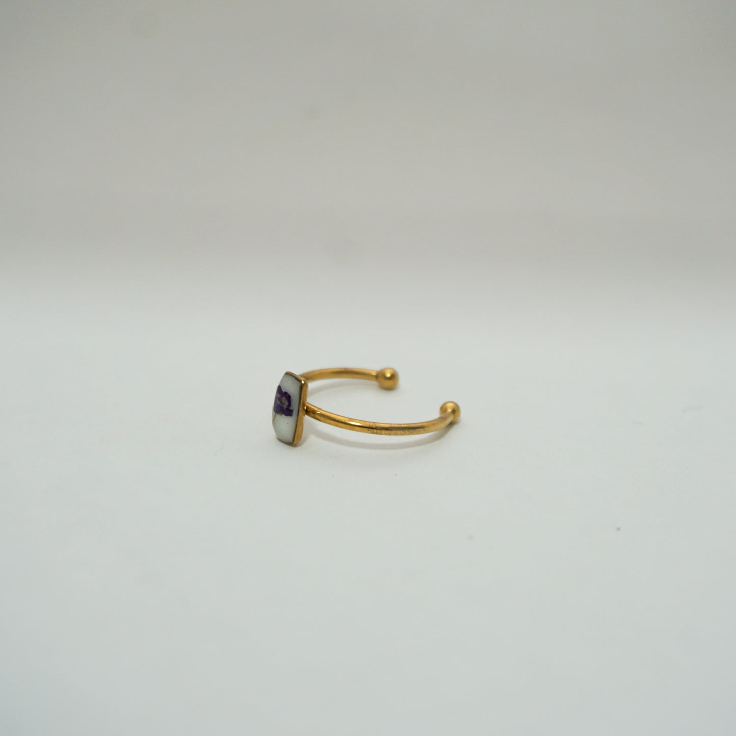 Anillo ajustable panalillo morado fondo blanco