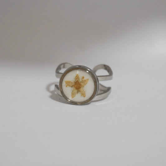 Anillo ajustable hortensia fondo blanco