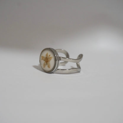 Anillo ajustable hortensia fondo blanco