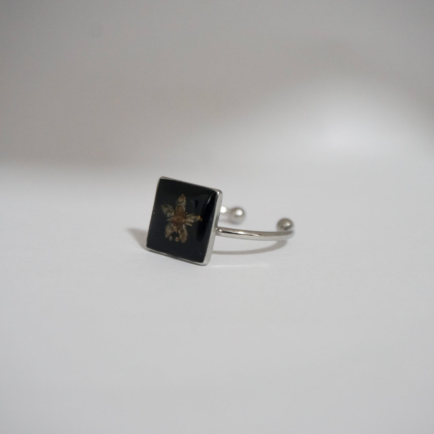 Anillo ajustable hortensia fondo negro