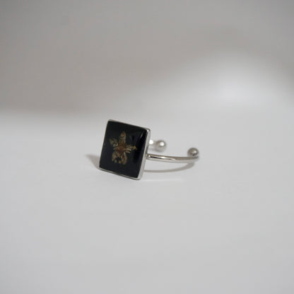 Anillo ajustable hortensia fondo negro
