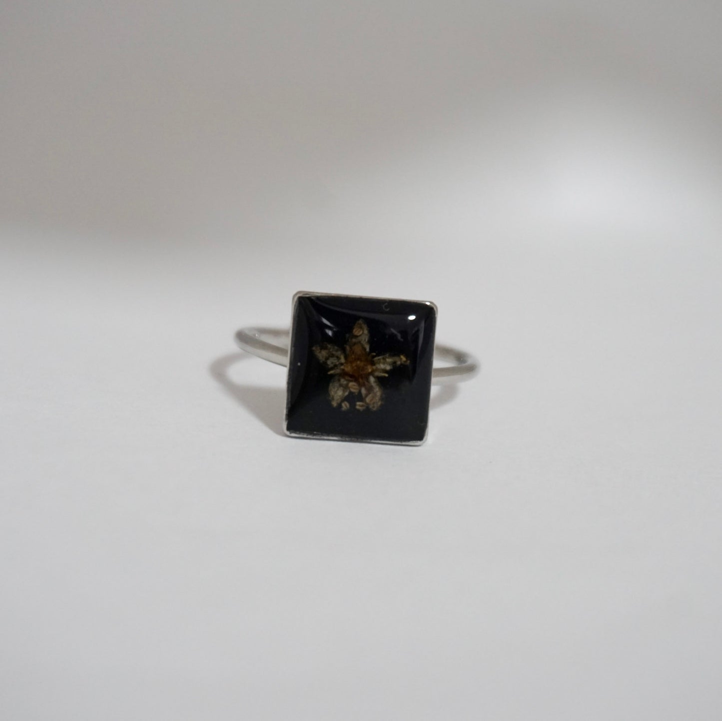 Anillo ajustable hortensia fondo negro