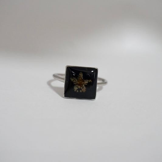 Anillo ajustable hortensia fondo negro