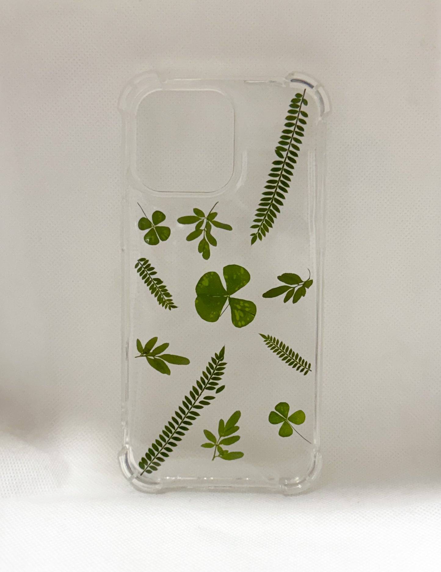 iPhone 15 Pro Max Jacaranda, ruda y trébol