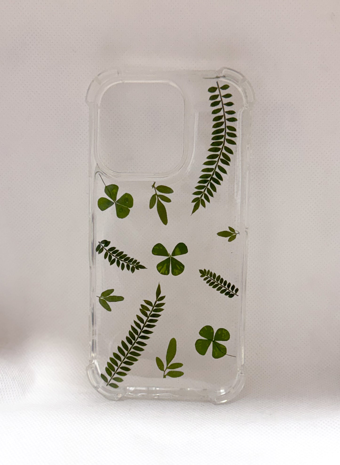 iPhone 16 Pro Jacaranda, ruda y trébol