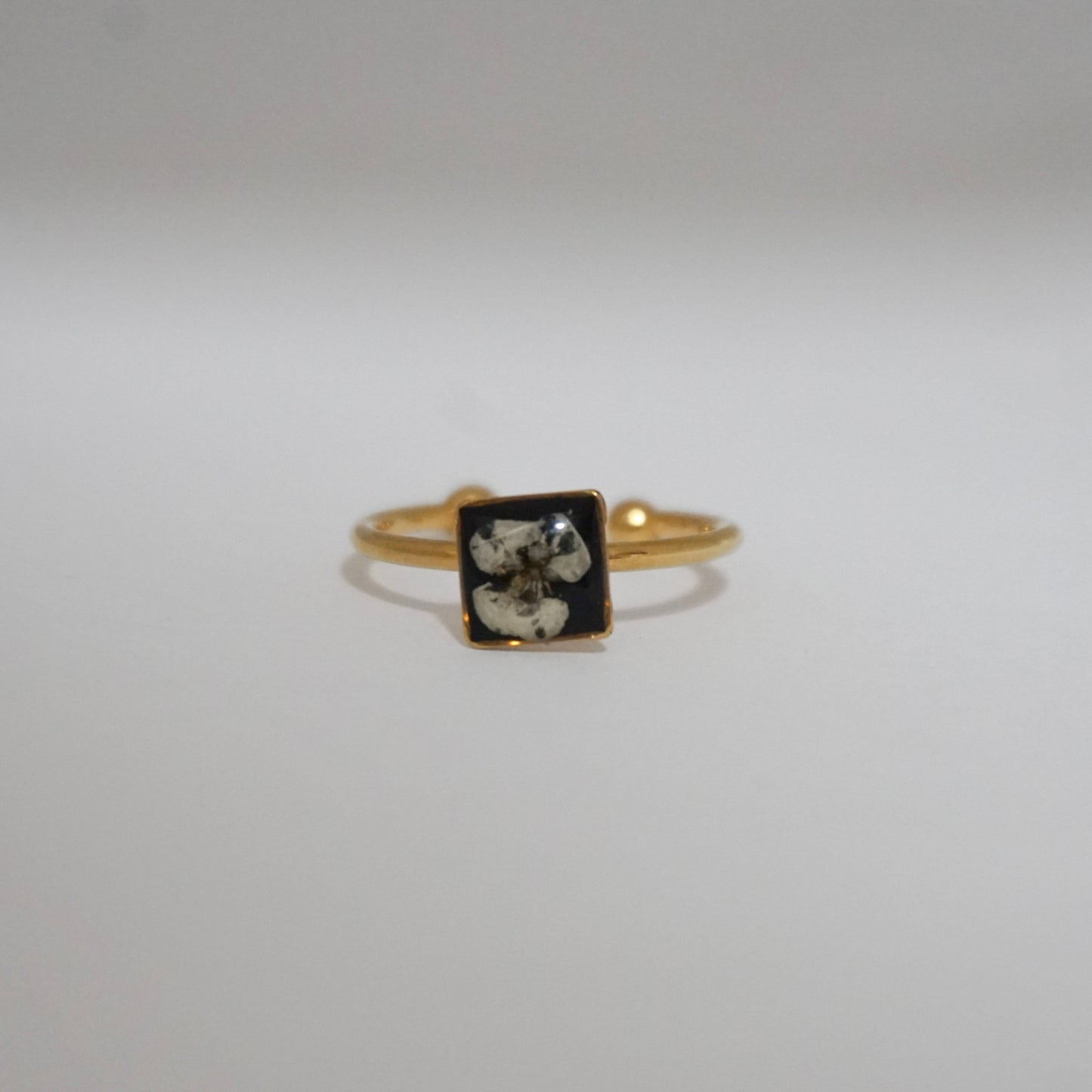 Anillo ajustable panalillo blanco fondo negro