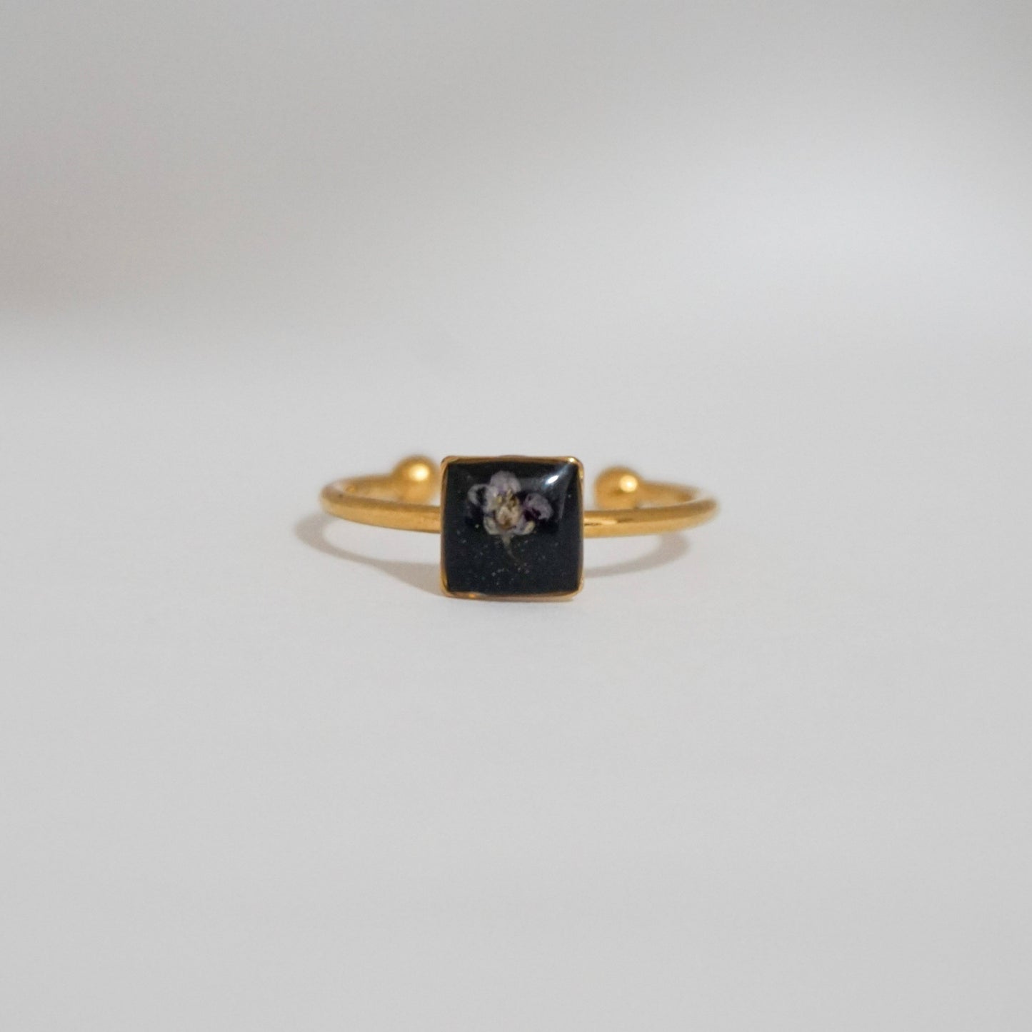 Anillo ajustable panalillo lila fondo negro