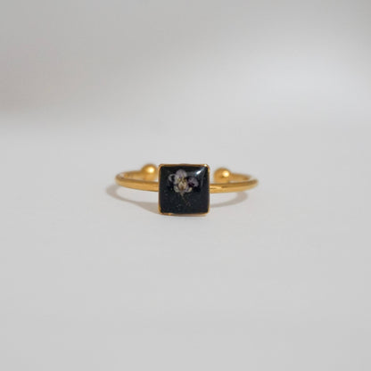 Anillo ajustable panalillo lila fondo negro