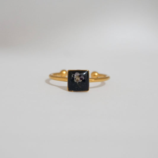 Anillo ajustable panalillo lila fondo negro