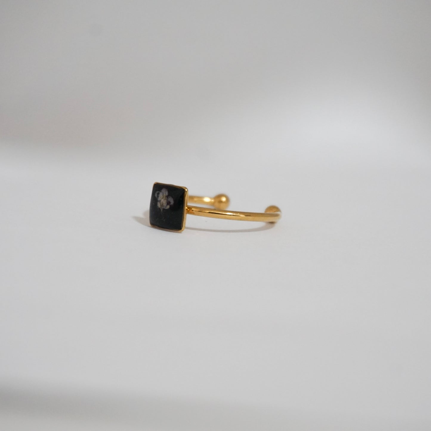 Anillo ajustable panalillo lila fondo negro