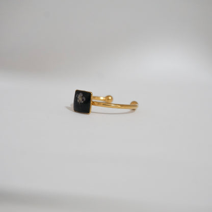 Anillo ajustable panalillo lila fondo negro