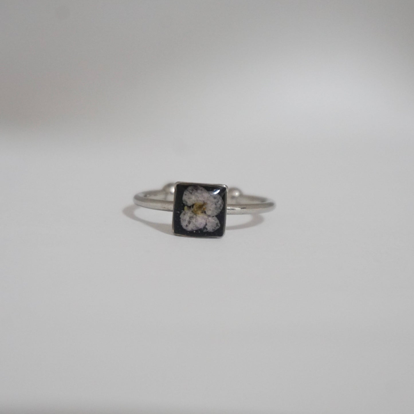 Anillo ajustable panalillo lila fondo negro