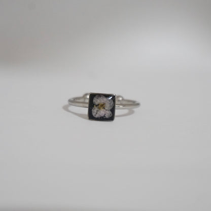 Anillo ajustable panalillo lila fondo negro
