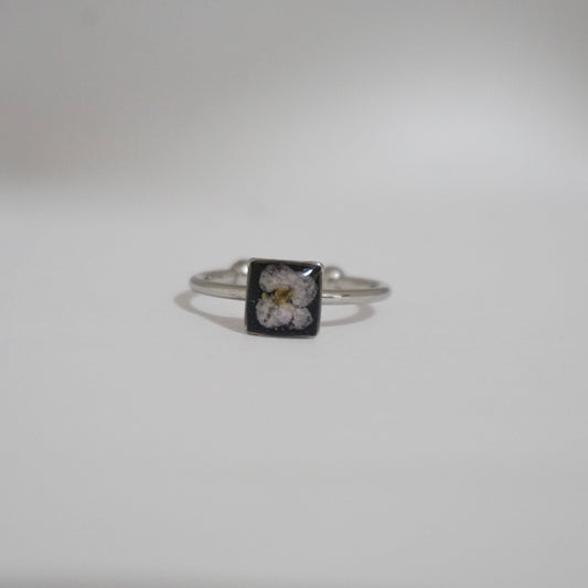 Anillo ajustable panalillo lila fondo negro