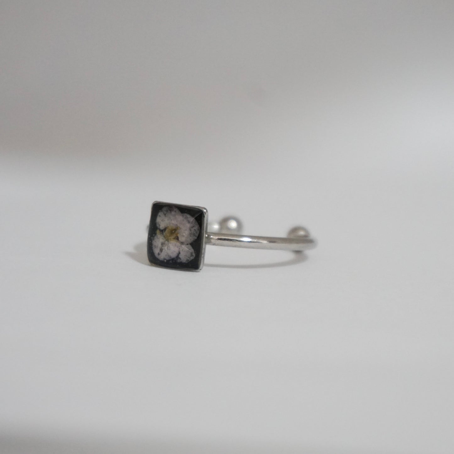 Anillo ajustable panalillo lila fondo negro