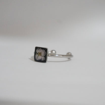 Anillo ajustable panalillo lila fondo negro