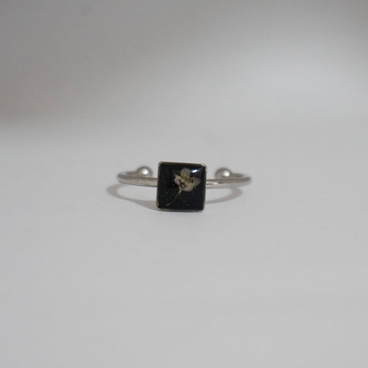 Anillo ajustable panalillo lila fondo negro