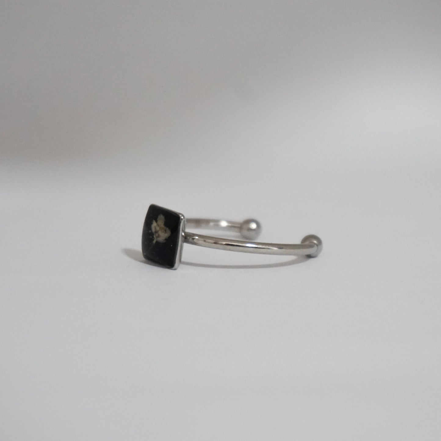 Anillo ajustable panalillo lila fondo negro