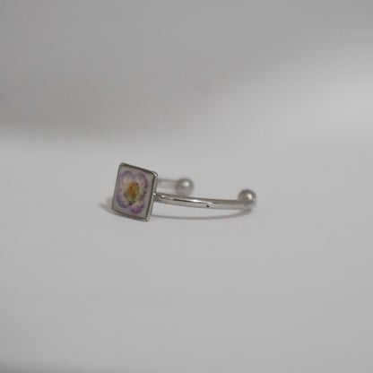 Anillo ajustable panalillo lila fondo blanco
