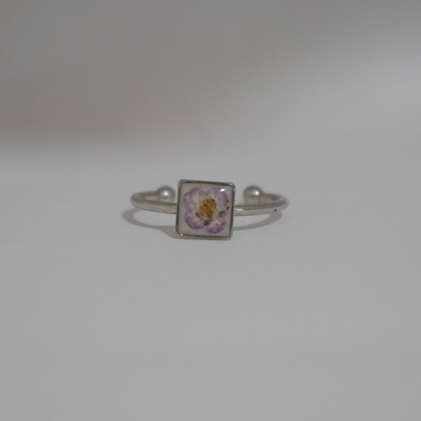 Anillo ajustable panalillo lila fondo blanco