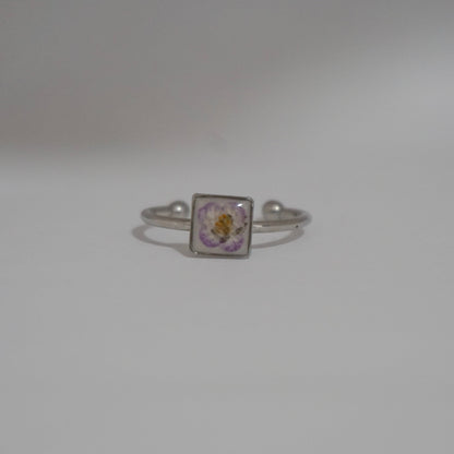 Anillo ajustable panalillo lila fondo blanco