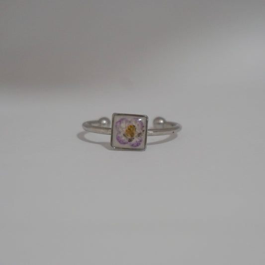 Anillo ajustable panalillo lila fondo blanco
