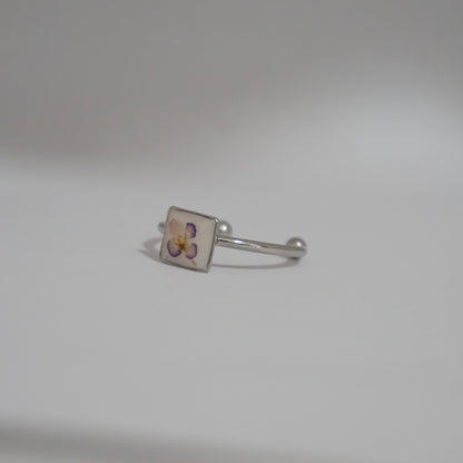 Anillo ajustable panalillo morado fondo blanco