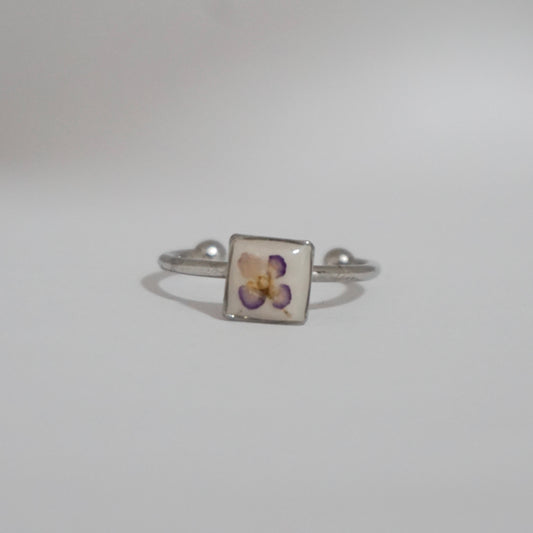 Anillo ajustable panalillo morado fondo blanco