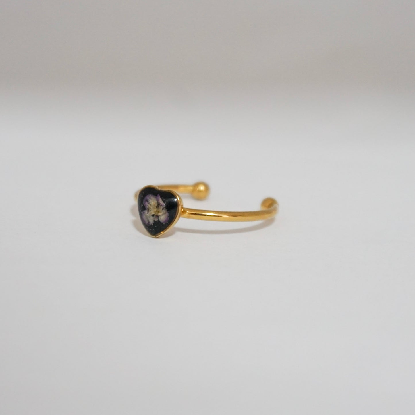 Anillo ajustable panalillo lila fondo negro