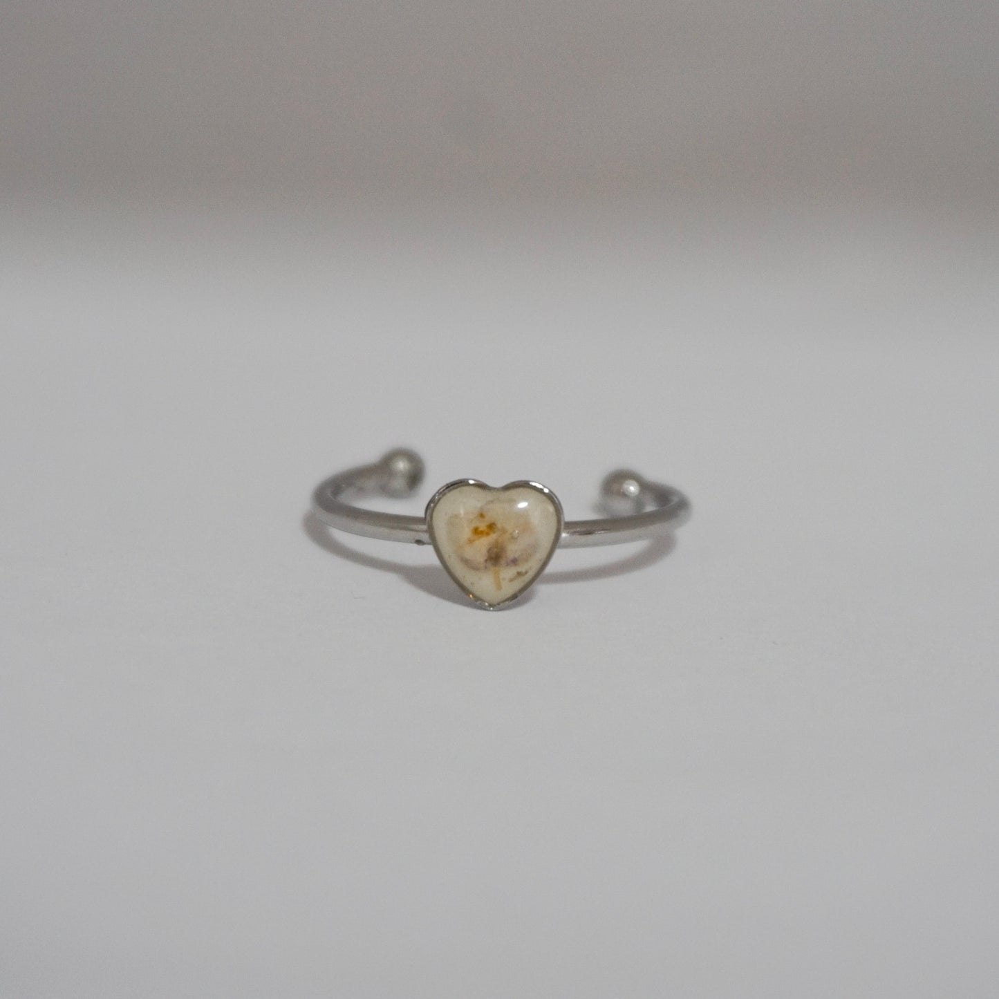 Anillo ajustable panalillo lila fondo blanco