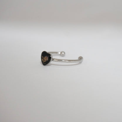 Anillo ajustable panalillo lila fondo negro